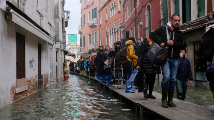 Снегове и дъждове създават проблеми в Италия и Франция
