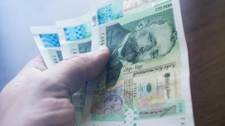 Кабинетът утвърждава 933 лева минимална заплата от догодина