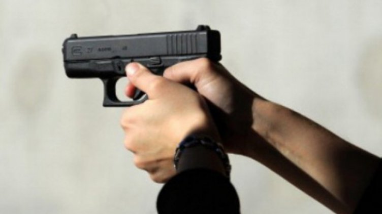 Младеж в Габрово извади пистолет и простреля 17-годишен