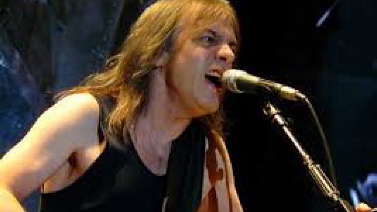 Почина китаристът на AC/DC