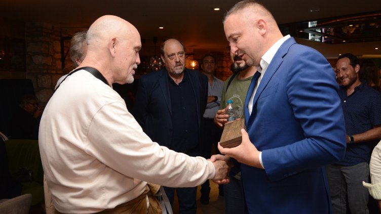 Джон Малкович си тръгна от Варна с реплика на най-старото злато в света