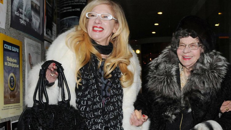 Обраха дъщерята на Стоянка Мутафова, апашите взели 1000 лв.