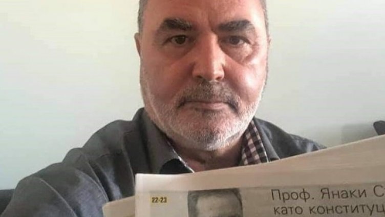 Кунчев се снима с нов вестник. И това обаче не убеди антиваксърите, че той е жив и здрав