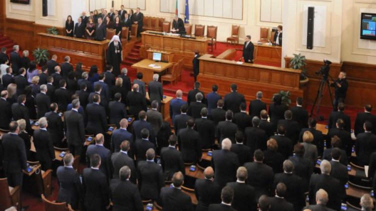 Парламентът прави черен списък на наказаните депутати