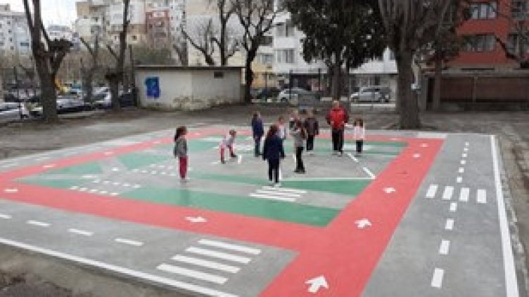 Част от двора на ОУ „Васил Априлов“ се превърна в образователна улица