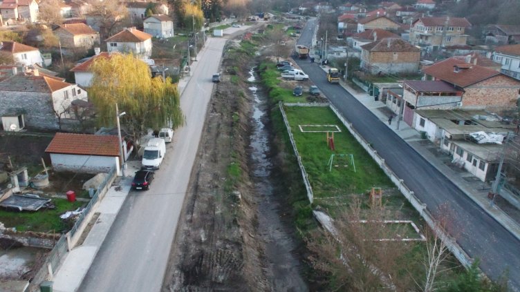 Почистват охранителни канали и дерета във Варна