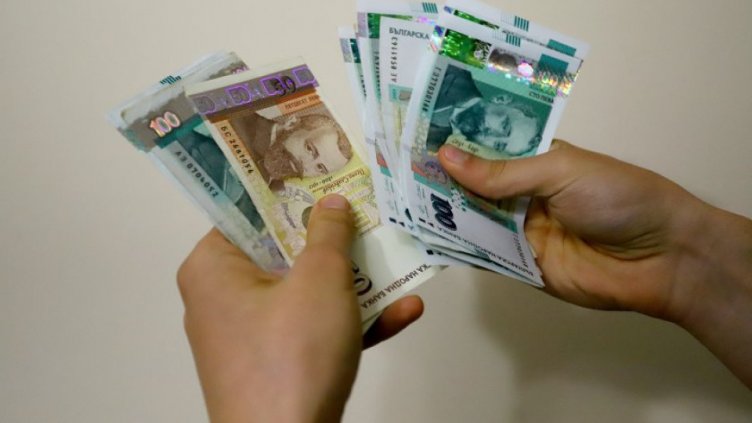 Най-високи заплати взимат в секторите "Финанси и застраховане"