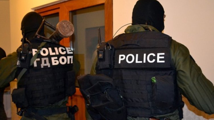 Вземат коли и GSM-и при акции срещу терора