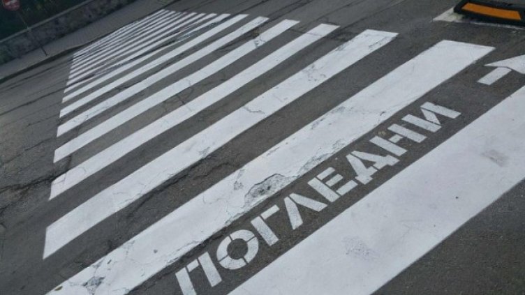 Водач с "Ауди" качи на капака 24-годишина пешеходка