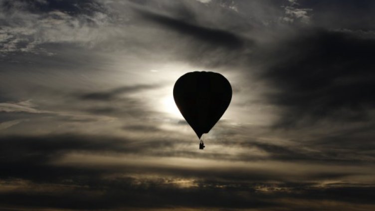 Балон с туристи се заклещи в скали в Родопите