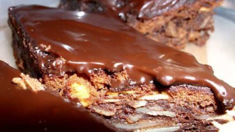 Момченце сдъвка презерватив, напъхан в шоколадова паста