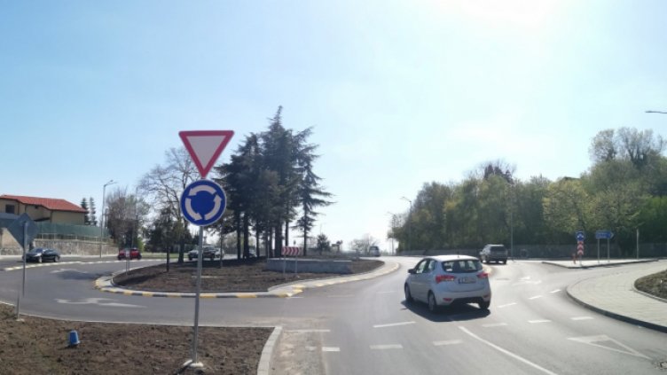 Общината плаща 50 000 лв. на АПИ за тротоарите на новото кръгово на "Траката"