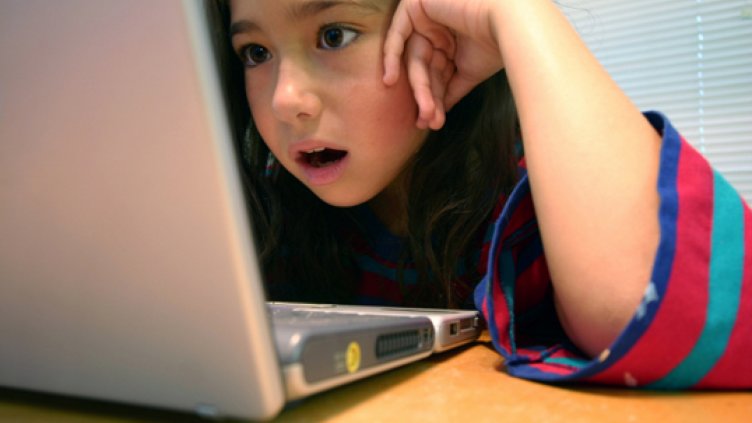 Набират ученици във Варна за участие в инициативата „Безопасен интернет"