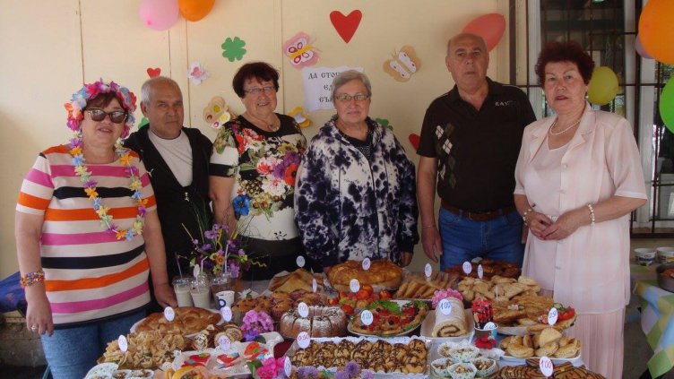 Пенсионерите от клуб “Младост-4” празнуваха с майско настроение