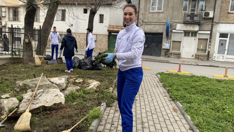 Курсанти от ВВМУ отново почистиха около варненски храмове преди Великден