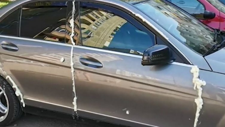 Залепиха с монтажна пяна вратите на колата на медик