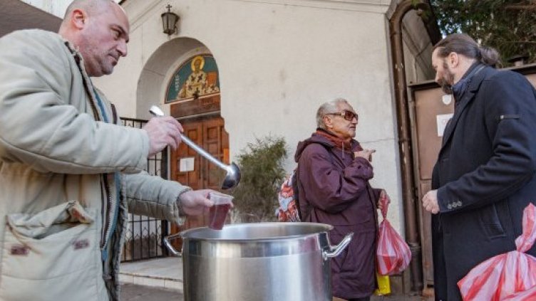 Раздават храни на нуждаещи се на Велика сряда във Варна