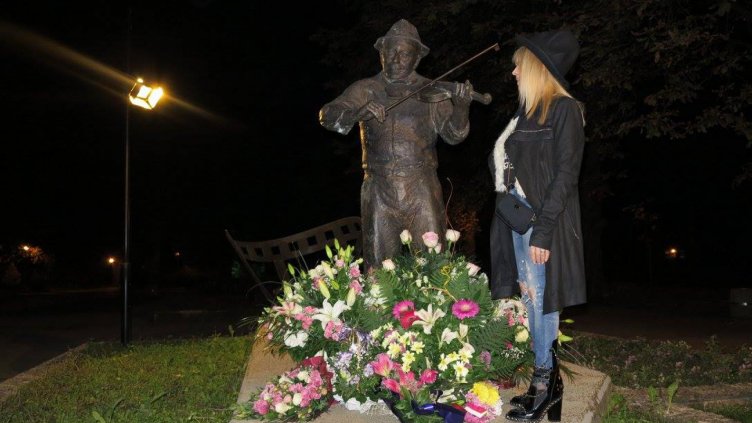 Лили Иванова поднесе всичките си цветя от концерт пред паметника на Тодор Колев