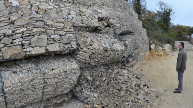 Няма опасност от свлечената земна маса в района на Траката
