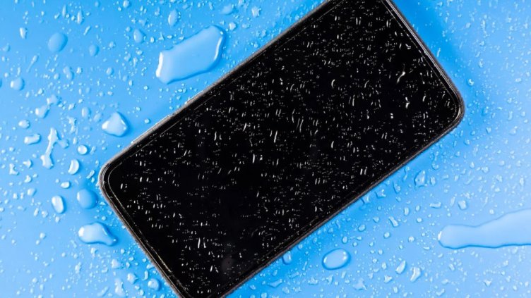 Как се спасява потопен смартфон, пълен с вода? Ето три стъпки!