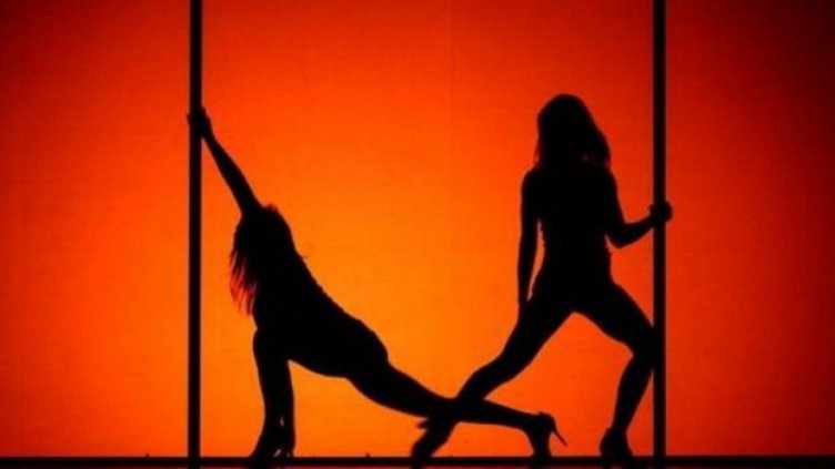 Стриптизьорка за погребението на съпруга