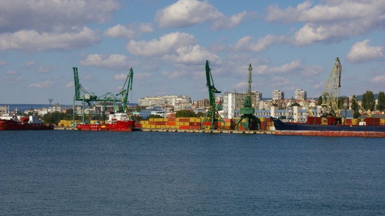 Пристанище Варна е временно затворено заради силен вятър