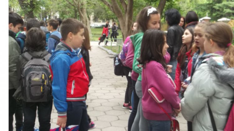 Децата от VI и XI клас се връщат в класните стаи от 10 май