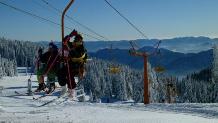 Евакуираха майки и деца от лифта на Добринище