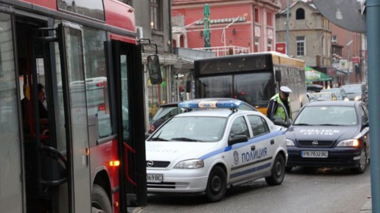 Автобус блъсна младо момиче на пешеходна пътека в Пловдив