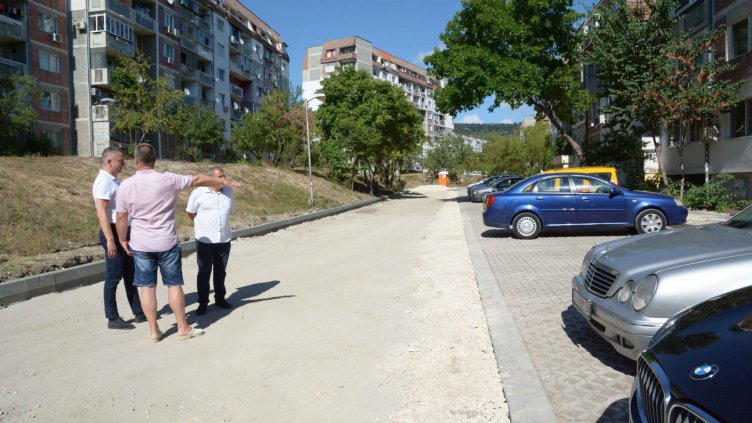 Обновяват междублоковите пространства във "Възраждане" 4