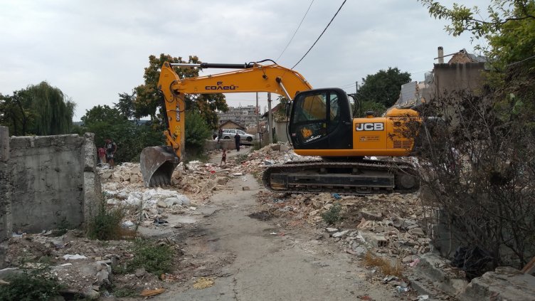 Събарят още къщи в „Максуда“, правят ново кръгово (СНИМКИ)