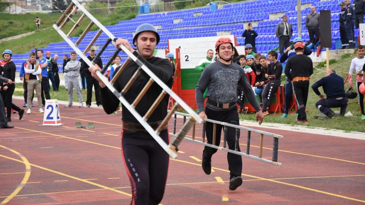 Девет отбора мерят сили в Областното състезание по пожароприложен спорт (СНИМКИ)