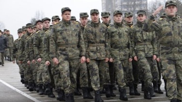 Запас за войната ли? Не, от МО-то питат мъжете кой номер обувки носят!