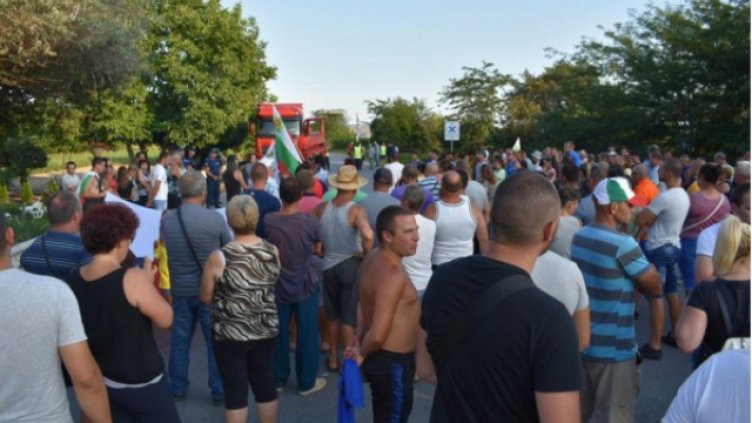 Трети ден продължава блокадата на пътя Сливен - Ямбол