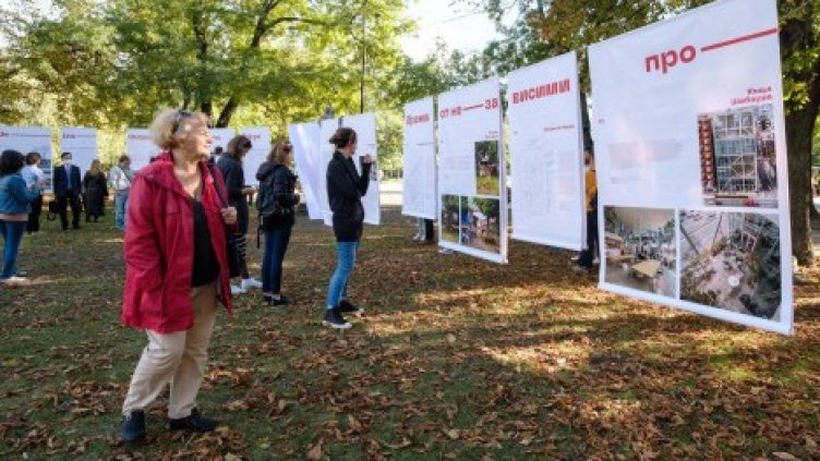 Редят изложба край Кривото дърво във Варна