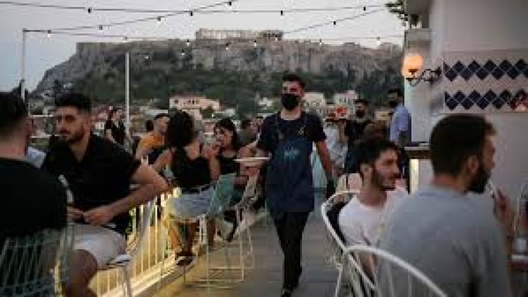 В Гърция глобяват на поразия за неспазване на карантината