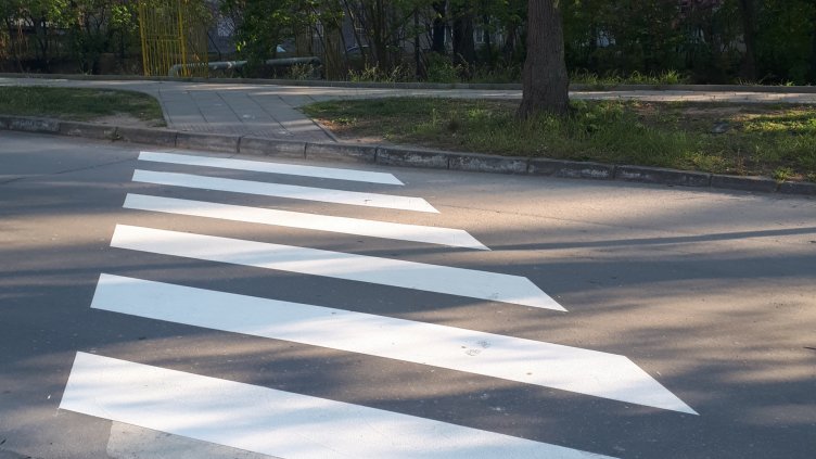Опресняват пешеходната маркировка във Варна