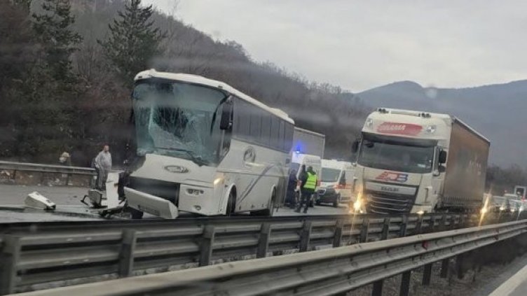 Трима са ранените при катастрофата между автобус и тир на "Хемус"