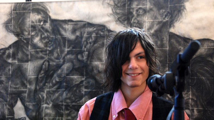 АЛЕСАНДРО КИАРАПА С УСМИВКА СПОДЕЛИ ПРЕД СВОИТЕ ВРЪСТНИЦИ ОТ НУИ „ДОБРИ ХРИСТОВ“, че също е притеснен от срещата, но се надява да обменят различни гледни точки за изкуството. 