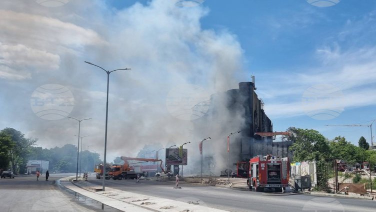 Три жени и един мъж са откарани в болница заради пожара във Варна