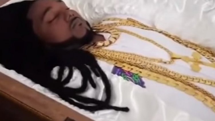 Мултимилионер погребан с бижута за $100 000