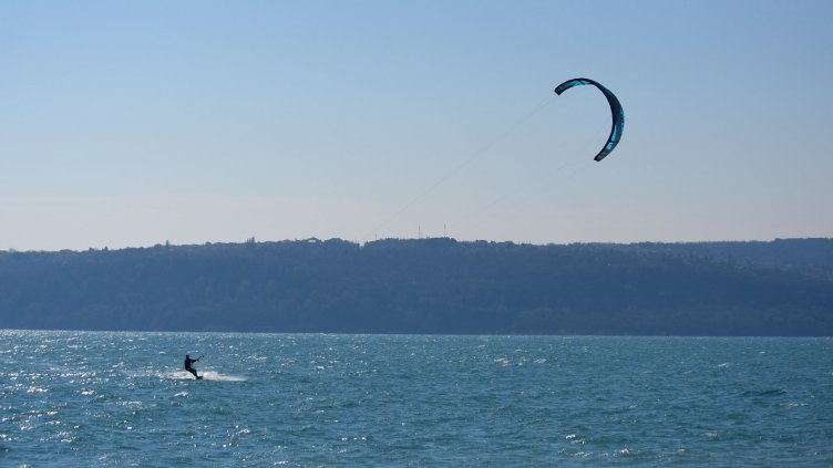 Хубавото време и силният вятър примамиха варненските кайтсърфисти