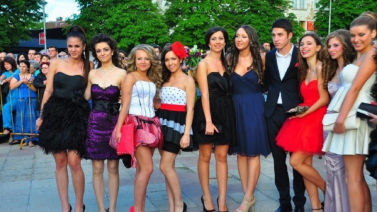 Родители масово теглят бързи кредити до 1500 лева преди баловете