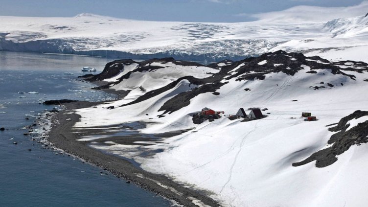 Високопроходима машина беше свалена успешно на българския бряг на остров Ливингстън