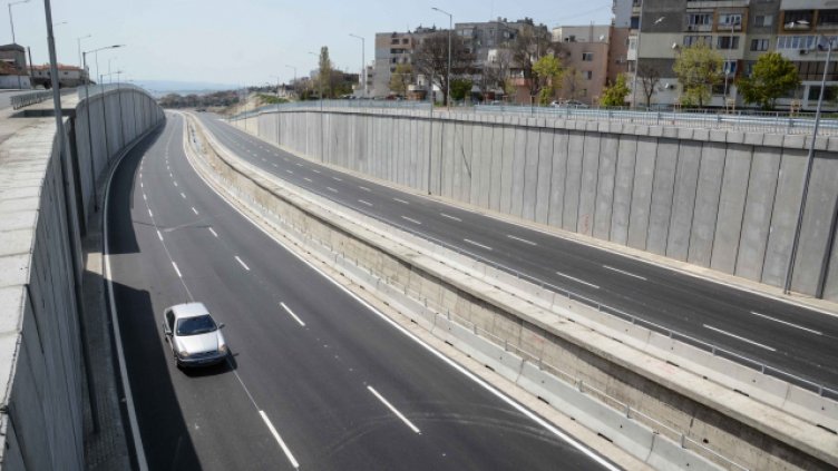 Хванаха три деца, замеряли с камъни коли по бул. „Васил Левски“