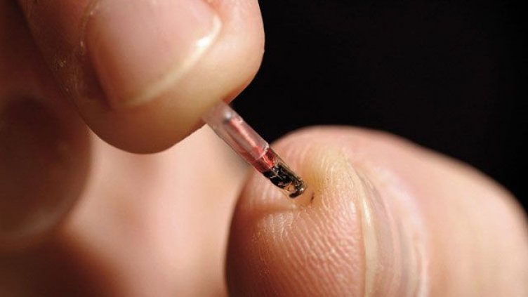 COVID чипирането е факт! Създадоха микрочип, който хваща симптомите преди още да се появят