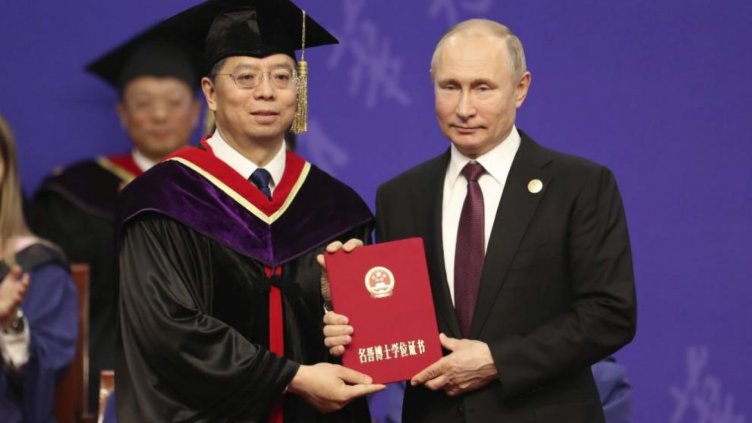Си Цзинпин удостои с почетно научно звание руския си колега Владимир Путин 