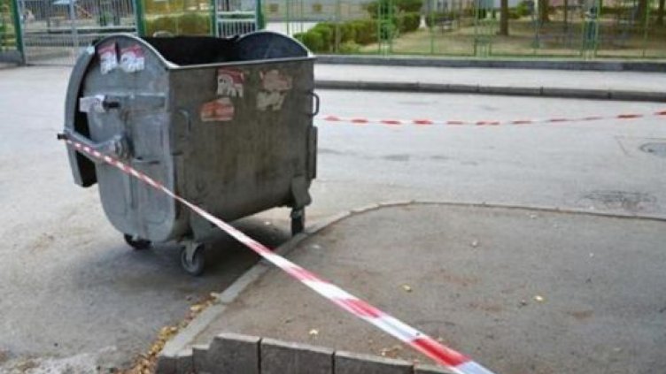 Бебето от боклука се връща при родителите си