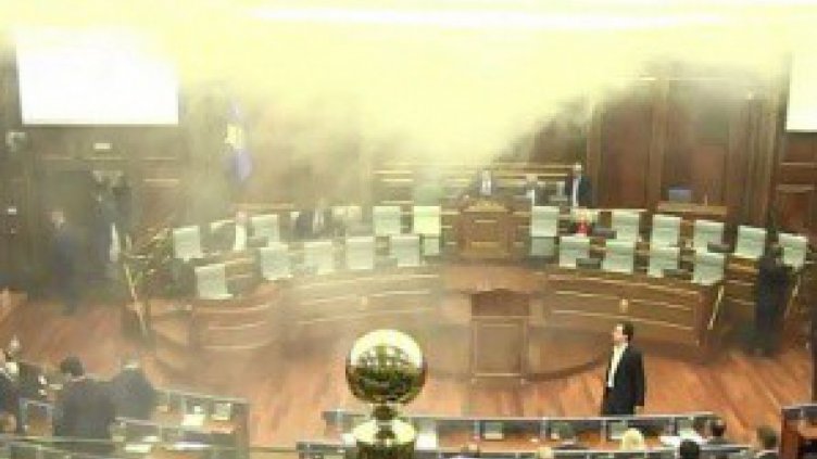 Косовски депутат пусна лютив газ в пленарната зала