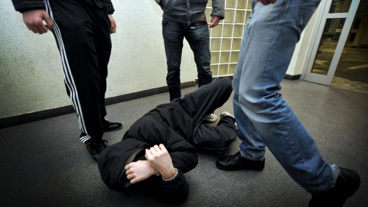 Трима биха седмокласник в с. Бозвелийско